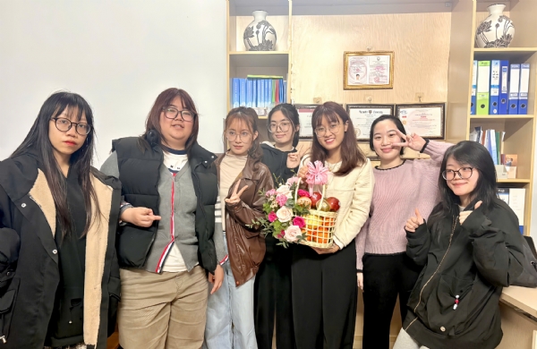 Sinh viên Học viện Phụ nữ thực tập tại Trung tâm Hừng Đông